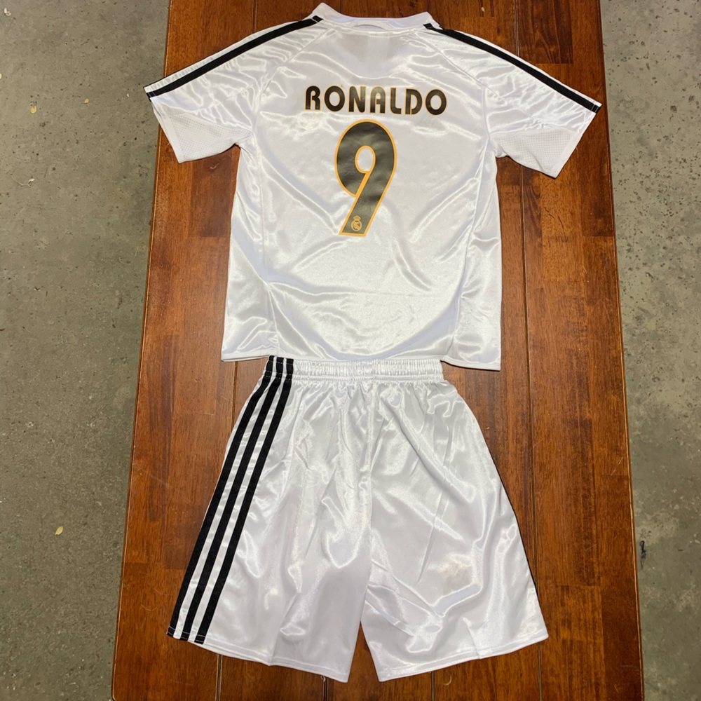 Kids Retro Real Madrid 04/05 Jersey - Picture 11 of 13